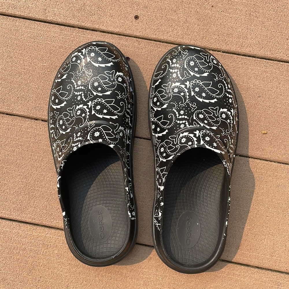 Oofos Bandana Design clog M7 W9